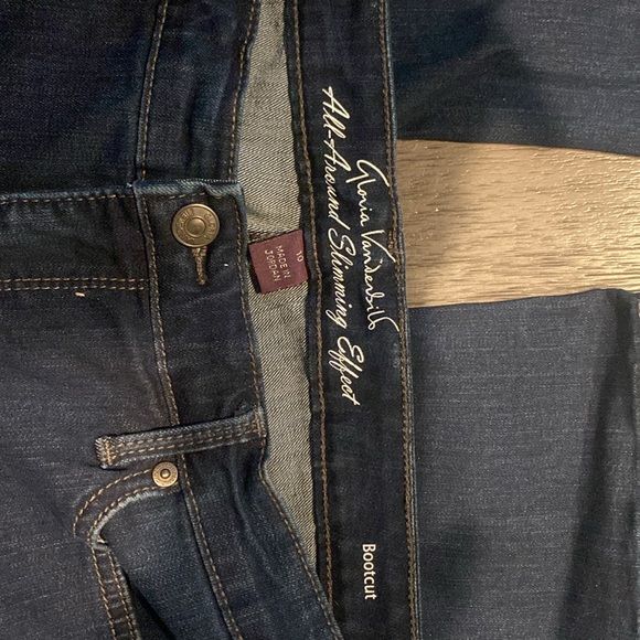 Gloria Vanderbilt All-Around Slimming Effect.
Bootcut- dark wash jeans - Picture 3 of 4